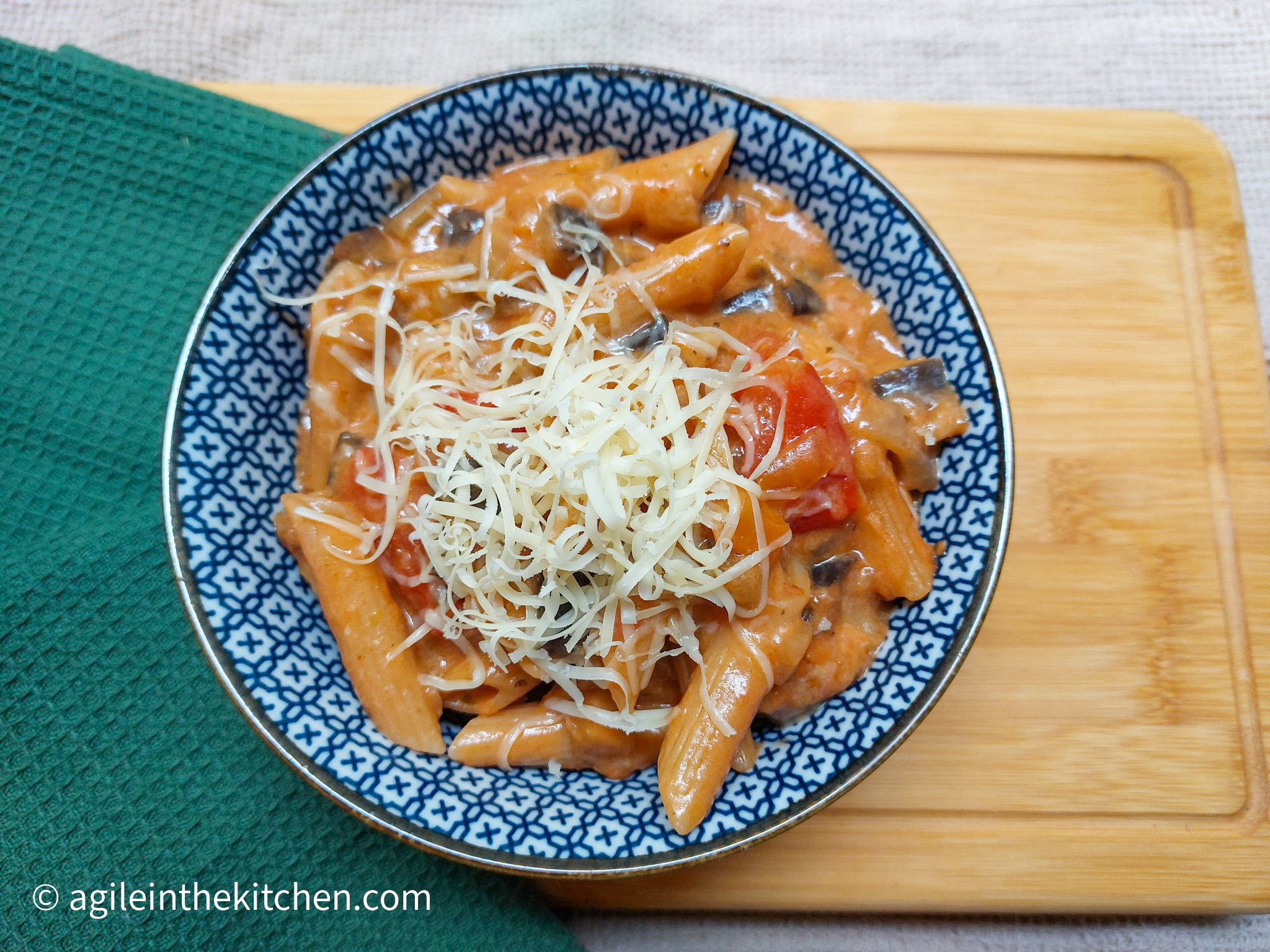 Vegetarian cheeseburger pasta